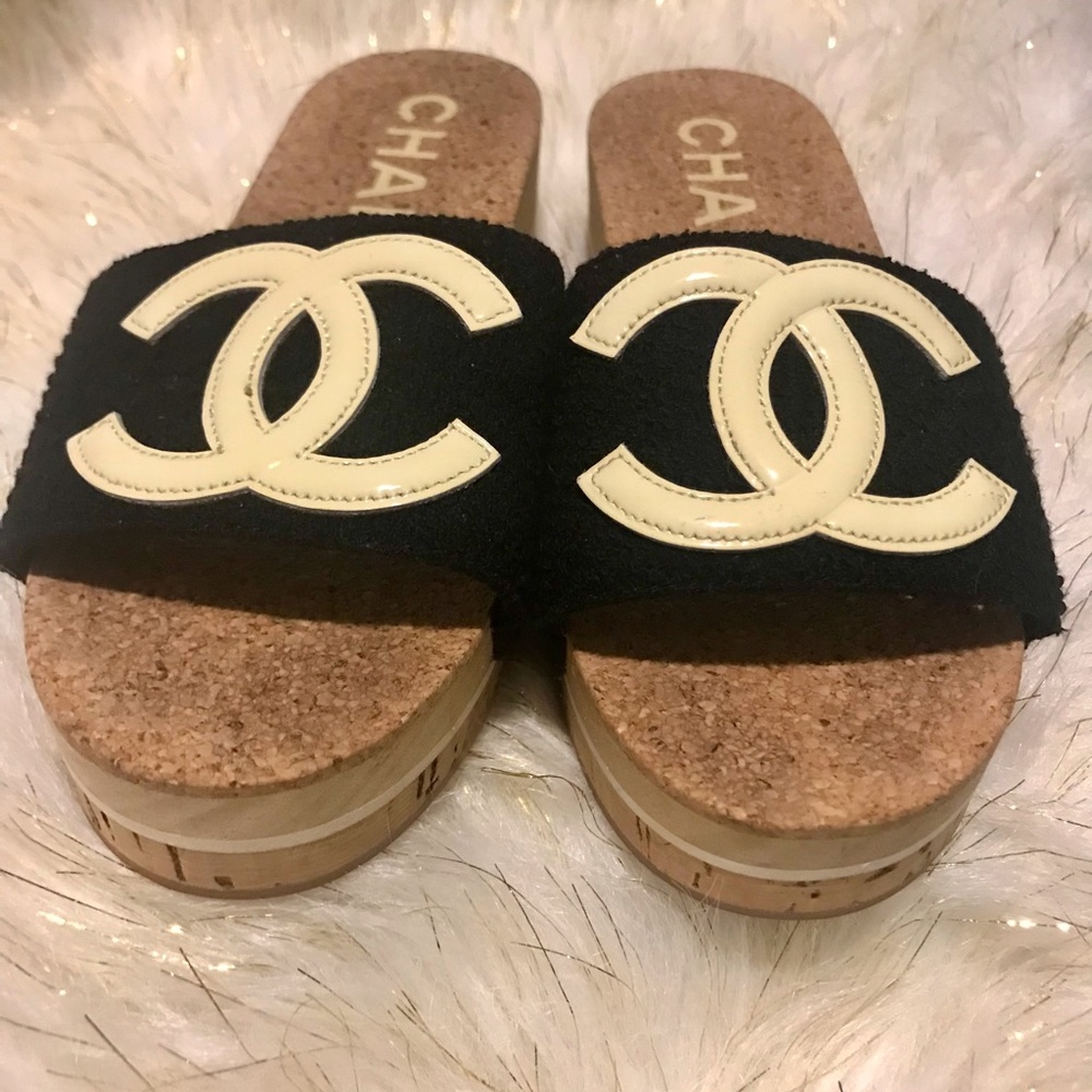 Chanel lovely slides Interlocking CC Logo  Patent leather and tweed❤️cork mules. - Picture 12 of 16